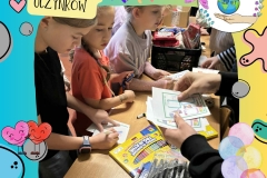 Niebieski-i-Zolty-Zabawny-Dzien-Przyjazni-Wpis-na-Instagram_20251128_111546_0007